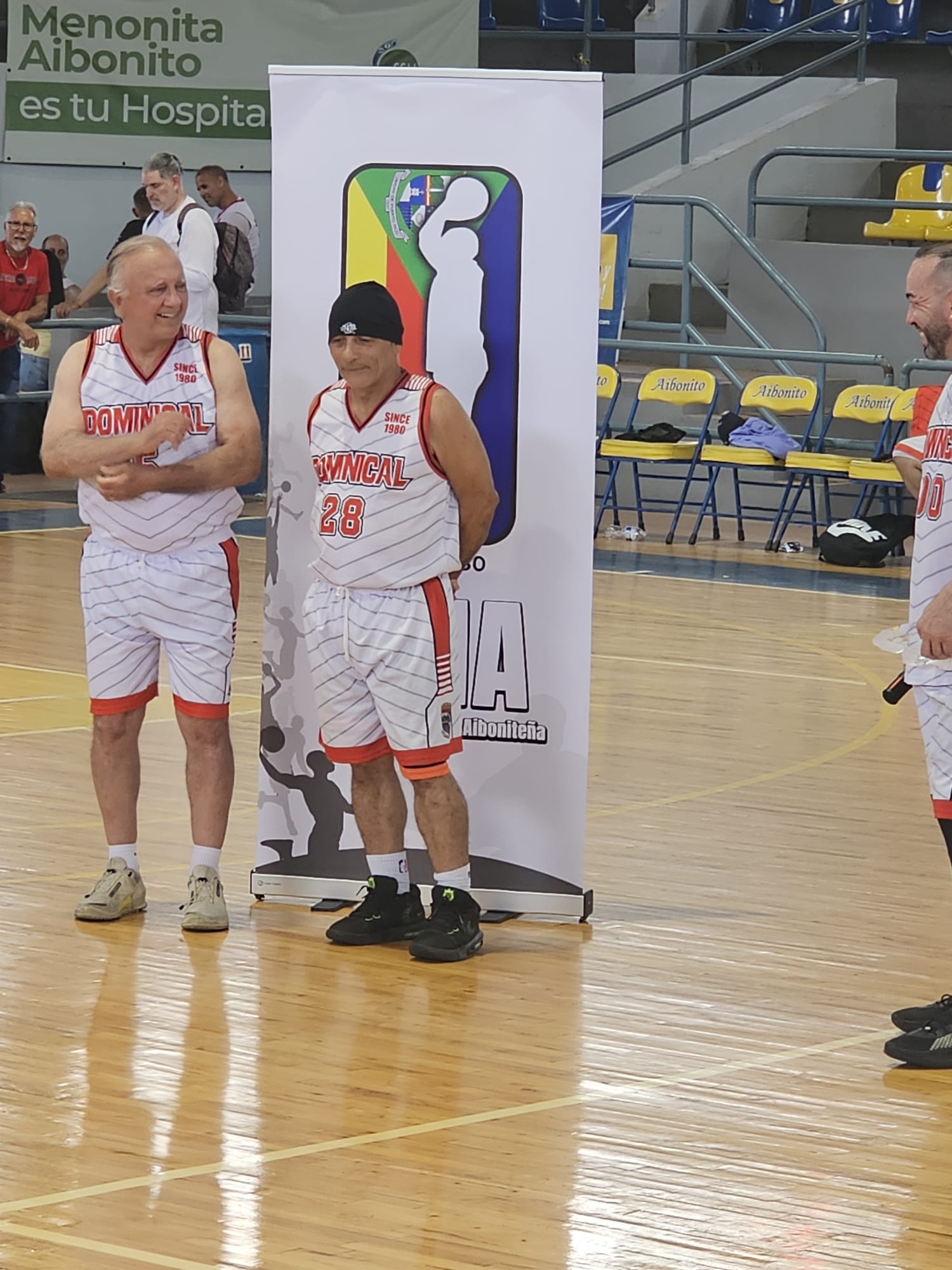 Jugadores junto al banner DMAinc