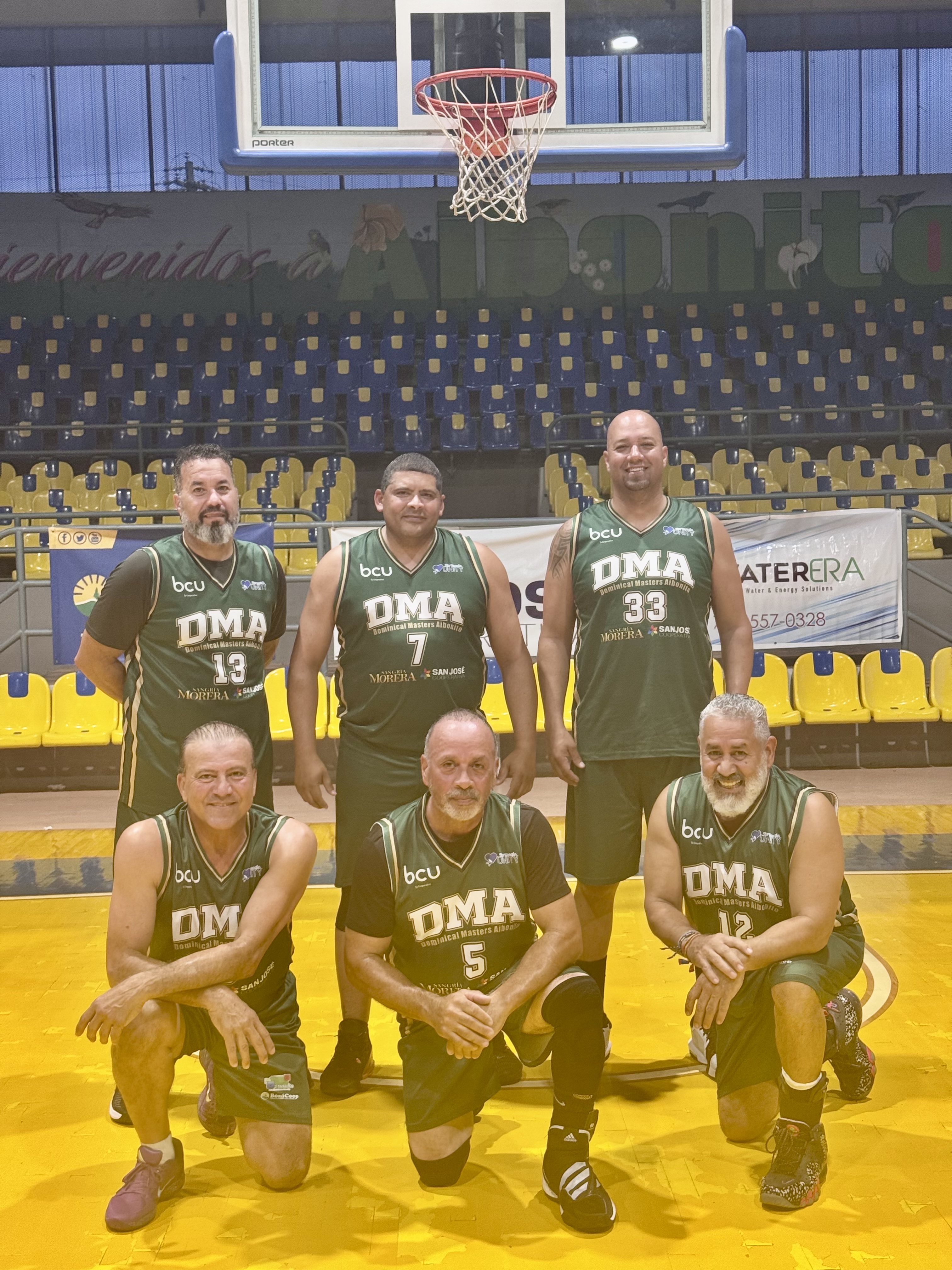 Jugadores DMAinc en uniforme verde